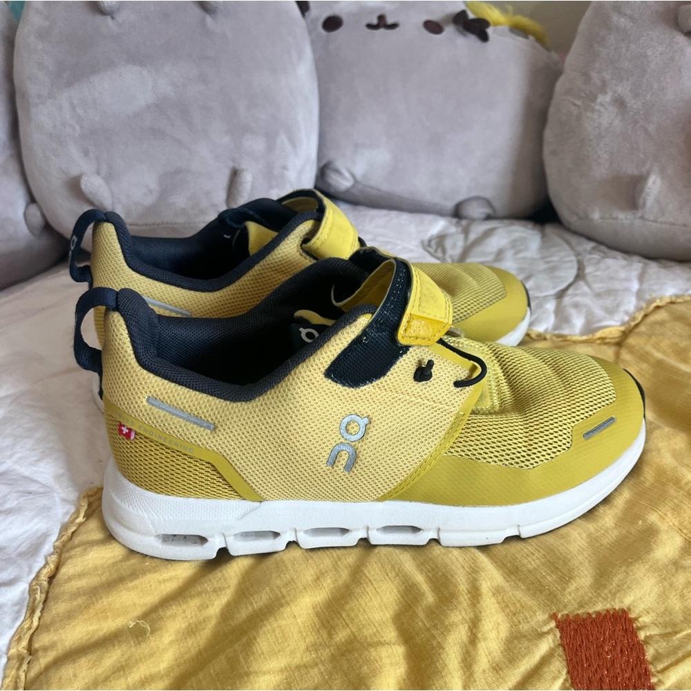 On cloud kids shoes